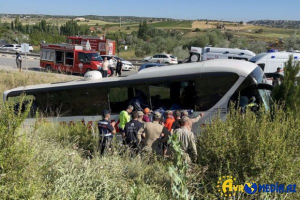 Türkiyədə avtobus qəzası: Onlarla yaralı var
