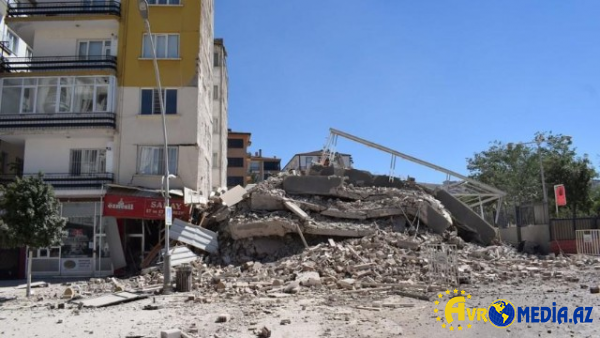 İstanbulda bina çökdü: dağıntılar altında qalanlar var