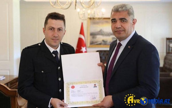 Azərbaycan bayrağını öpən polis mükafatlandırıldı