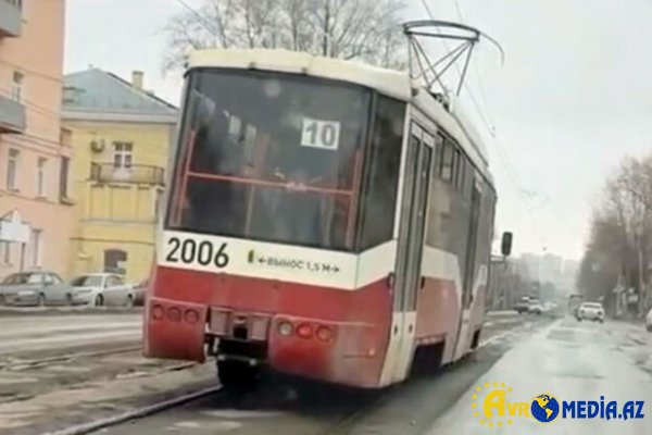 Rusiyada “rəqs edən” tramvay sakinləri qorxuya salıb - VİDEO
