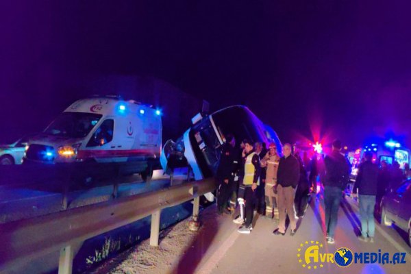 Tələbələri daşıyan avtobus aşdı: 3 ölü, 44 yaralı