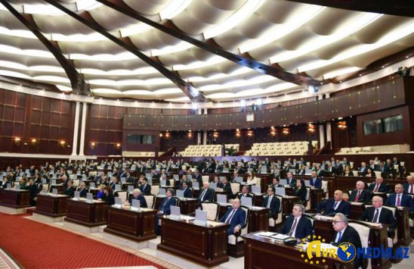 Milli Məclisin Heydər Əliyevin 100 illiyinə həsr olunmuş xüsusi iclası başlayıb