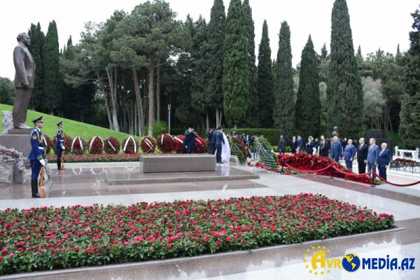 Şahbaz Şərif Heydər Əliyevin məzarını ziyarət etdi