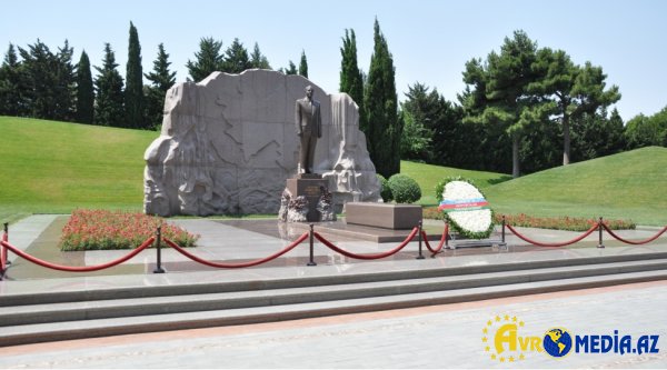 Ərsin Tatar Fəxri xiyabanı ziyarət etdi