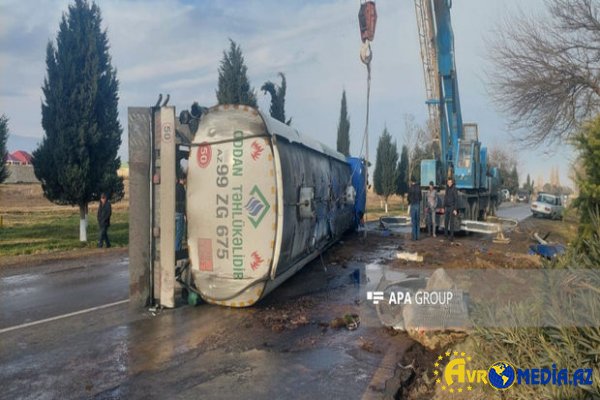 Samuxda yanacaqdaşıyan maşın aşıb, 40 ton benzin yola dağılıb