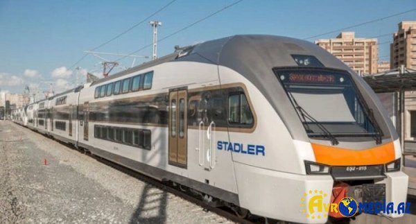 Paytaxtda yeniyetmə qatarın şüşəsini sındırdı