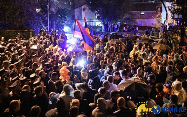 İrəvanda etirazçılar mərkəzi prospekti bağladı