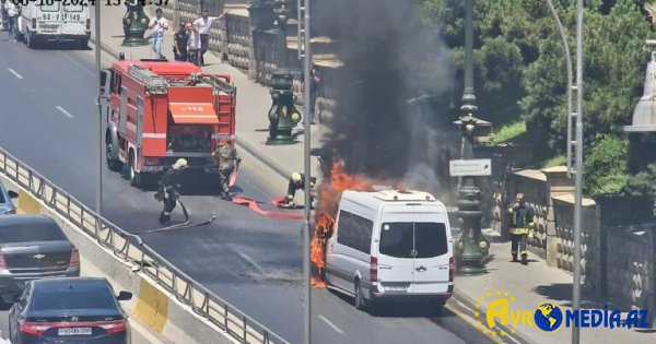 Bakıda mikroavtobus yandı - YOLU BAĞLADILAR