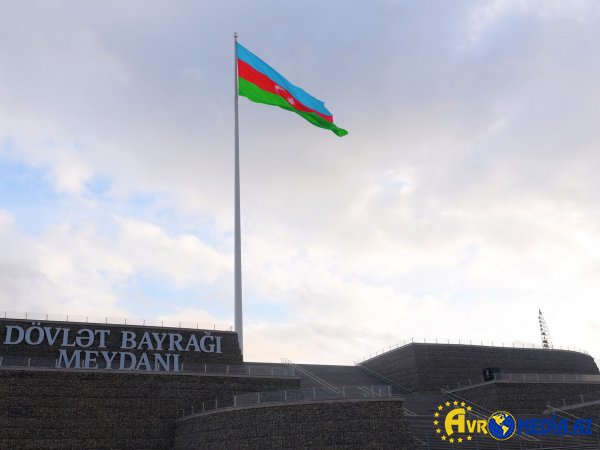 Azərbaycan bayrağı Dövlət bayrağı meydanına qaytarıldı