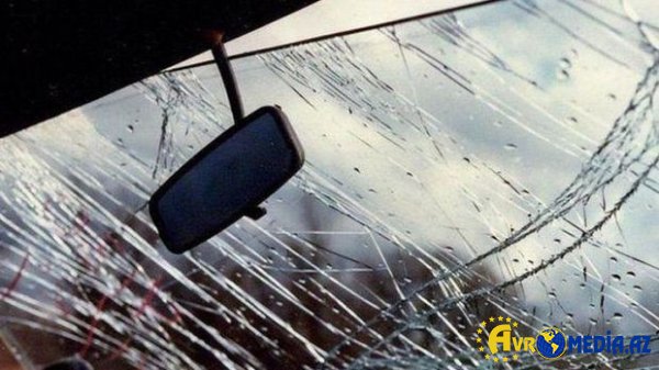 Bakıda avtomobil marketə çırpıldı - Yaralılar var