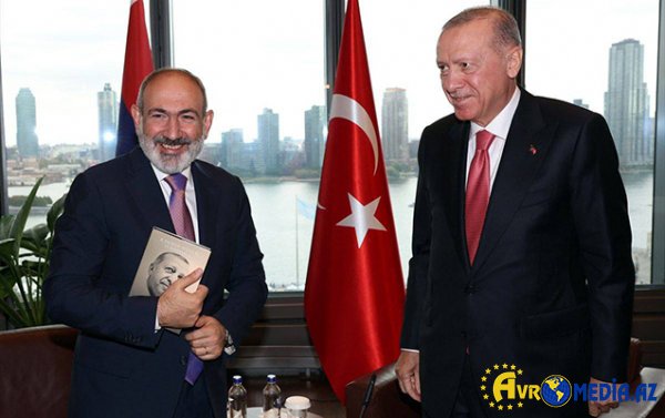 Ərdoğan Paşinyana kitabını hədiyyə etdi