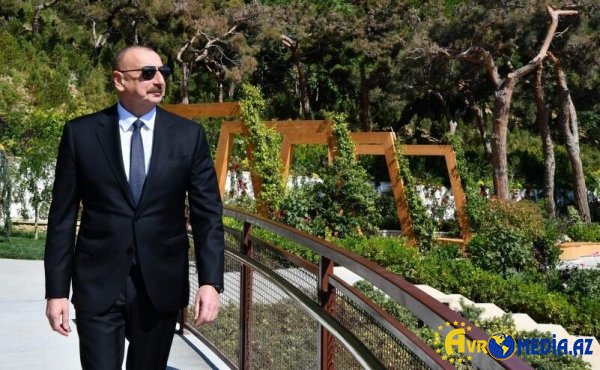 İlham Əliyev Bakıda yeni salınan parkda...
