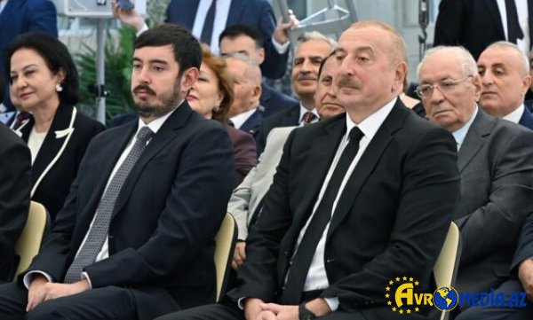 Prezident xanımı və oğlu ilə Zəfər parkında