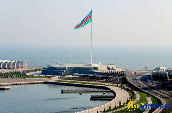 Prezident Bayraq Meydanında bayrağımızı ucaltdı