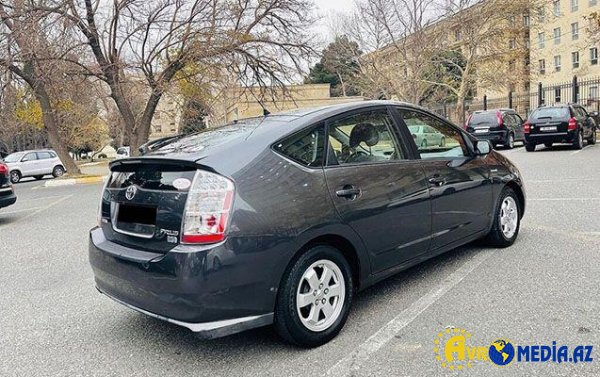 Bakıda prius taksiləri bu avtomobil əvəz edir