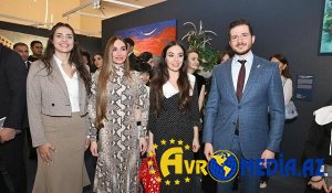 Leyla və Arzu Əliyeva sərgidə