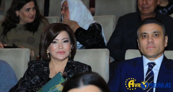 İlk dəfə xanımı ilə görüntüləndi