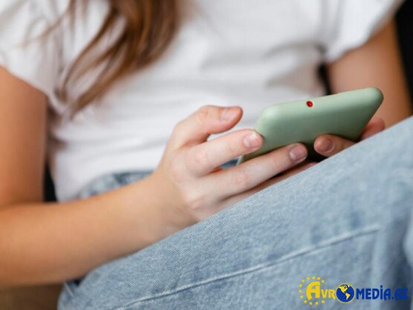 Ərinin telefonuna baxıb dəhşətli sirrini öyrəndi