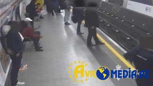 Metroda adamı qatarın altına bu cür itələdi - Video