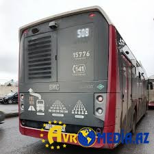 “Bakı Bus” avtobusu qarda sürüşərək yolun kənarına düşdü