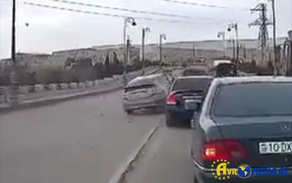 Bakıda qaydaları pozan “Prius” qəza törətdi - Video