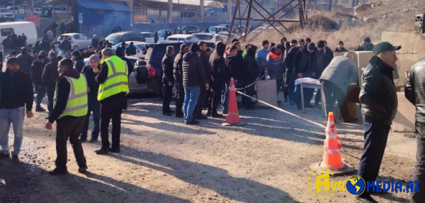 İki yüzdən çox erməni ayağa qalxıb