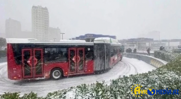 Qarlı havada 40-dan çox avtobus qəzaya uğradı