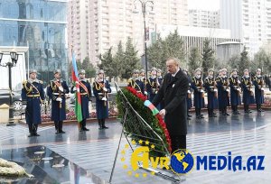 İlham Əliyev "Ana harayı" abidəsini ziyarət etdi