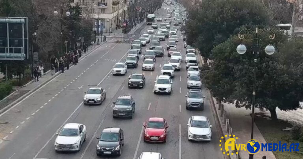 Bakının bir sıra yollarında nəqliyyatın sıxlığı müşahidə olunur