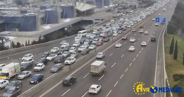 Bakının bir çox yollarında tıxac müşahidə edilir