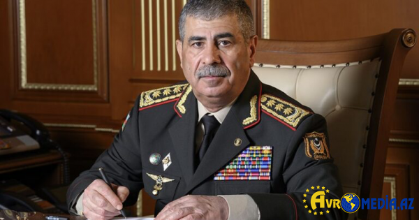 Müdafiə naziri Azərbaycan qadınlarını təbrik etdi