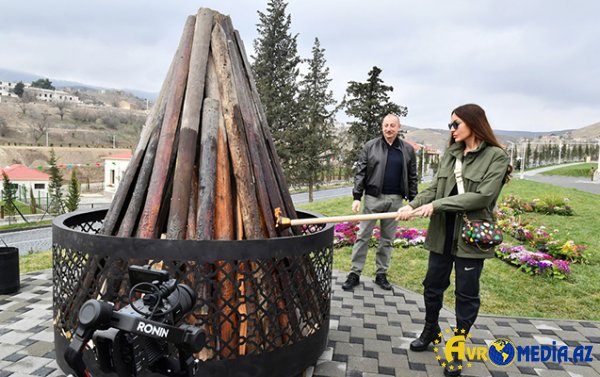 Prezidentlə xanımı sakinlərlə birlikdə Novruz tonqalı yandırdılar
