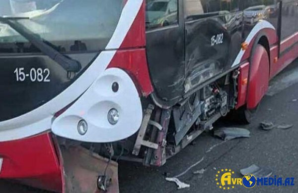 "BakuBus" Yasamalda ağaca ÇIRPILDI