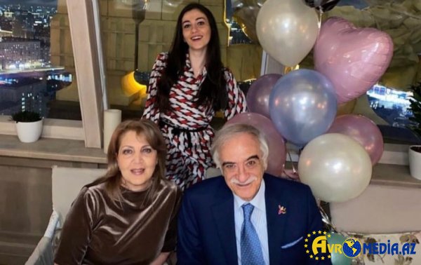 Polad Bülbüloğlu xanımı və qızı ilə