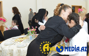 Məhbus analar övladları ilə... - FOTOLAR