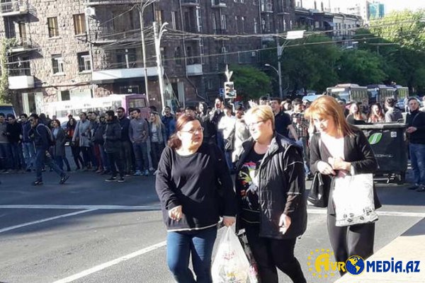 İrəvanda aksiya: Paşinyanın seçki proqramını yandırdılar