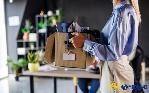 İşdən bir dəqiqə tez çıxdığına görə qovuldu - Təzminat aldı