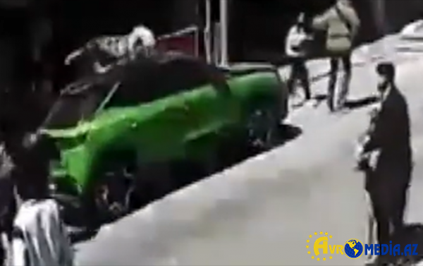 Zəlzələ anında özünü binadan atdı - Video