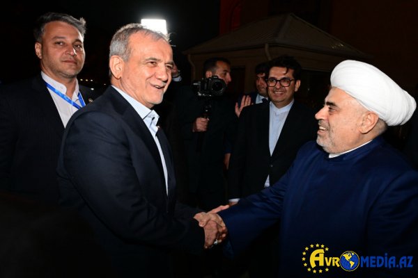 Pezeşkian Bibiheybət məscidində