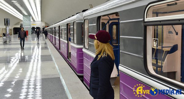 Metroda işıqlar söndü, qatarlar platformada qaldı