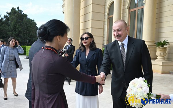 Prezident və xanımı rəsmi qonaqlarla “Gülüstan” sarayında