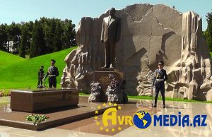 Dövlət rəsmiləri Heydər Əliyevin məzarını ziyarət etdi