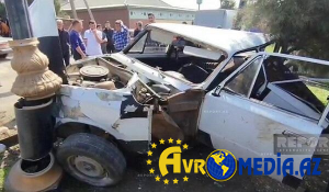 Maşın işıq dirəyinə çırpıldı: 1 ölü, 3 yaralı