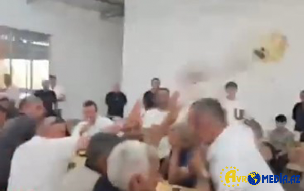 Gürcüstanda azərbaycanlı deputat seçiciyə çaynik atdı - Video