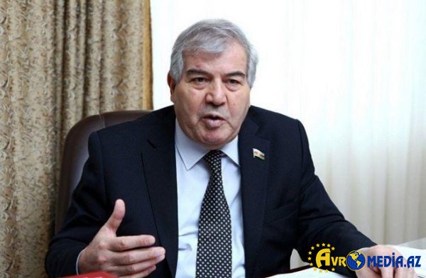 Sabir Rüstəmxanlıya qiymət oxuyan müğənni...