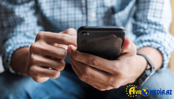 Görünməmiş dələduzluq: Tanışının telefonu oğurladı, anasına yazdı...