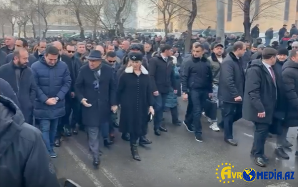 İrəvanda Paşinyanın başçılığı ilə yürüş keçirilir