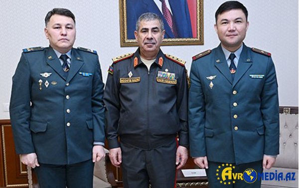 Nazir Qazaxıstanın yeni hərbi attaşesi ilə görüşdü
