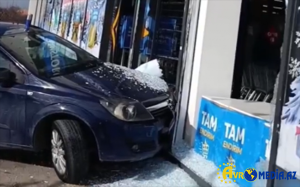 Avtomobil mağazaya çırpıldı