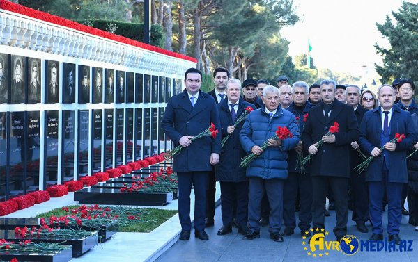 BMU-nun kollektivi Şəhidlər xiyabanını ziyarət etdi